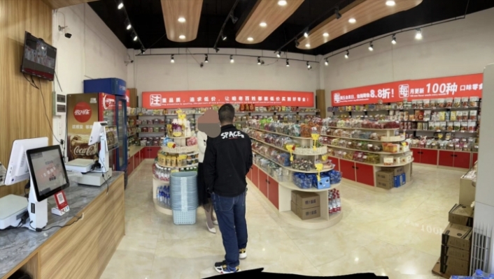 零食店位置好，人流量多