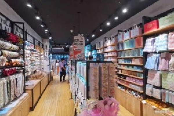 主街一楼30平精品店转让