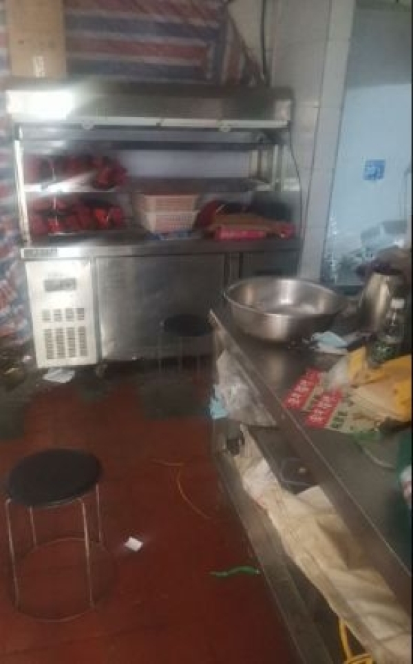 外卖店转让了，房租2075一个月