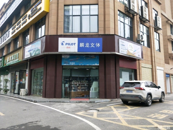 (转让)都市一号停车场进口位置。转角处，门头大。视野开阔。