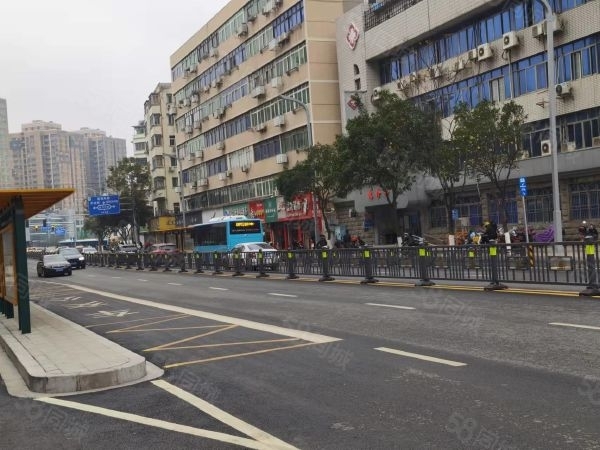  市中心站前路成熟底商，医院旁地铁口临街准现铺，好出租租金高              
