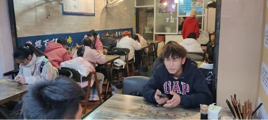 两所大学门口唯一商业街盈利小吃店转让