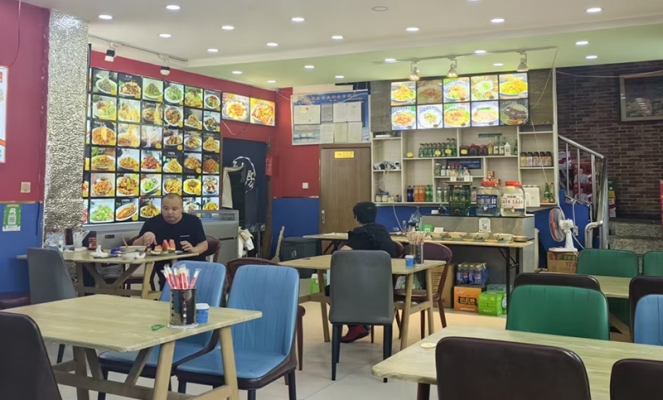 茄子河区湖东家园C区面馆低价转让！