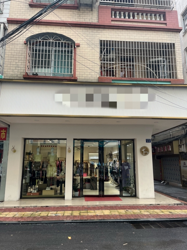 临街旺铺品牌服装店空转！