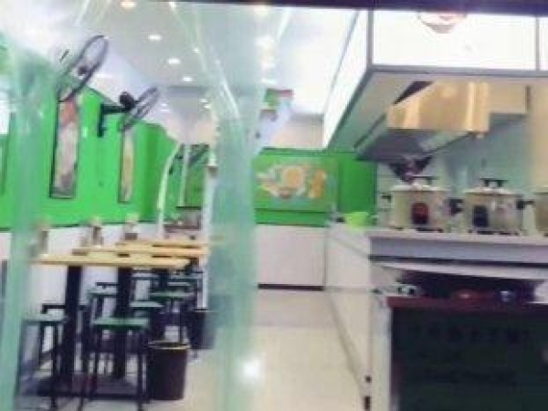 (转让)此商铺位于古楼西街中段，过往人流量大，学生上学必经之路