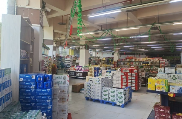 綦江区沙溪路大型小区出入口生活超市转让！