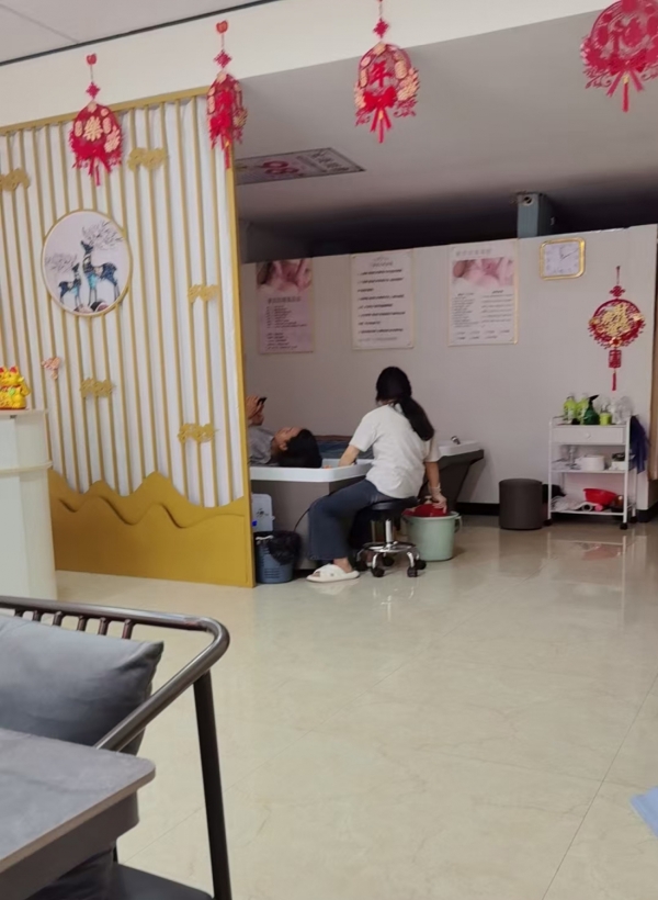 平南县东湖时代广场美容院转让！