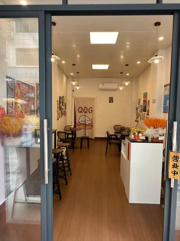 容县容州镇龙泉东街QQG美式热狗店转让！