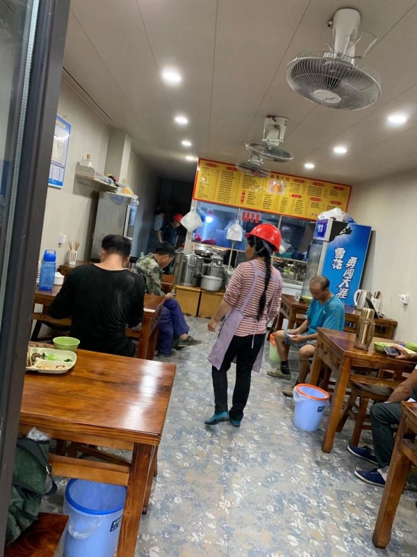 因人手不足小吃店低价转让,店铺面