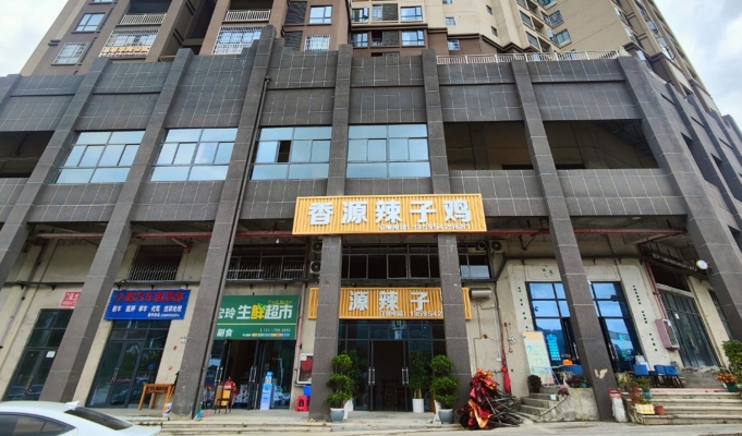 瓮安县幸福新苑白果树红路灯路口香源辣子鸡转让！
