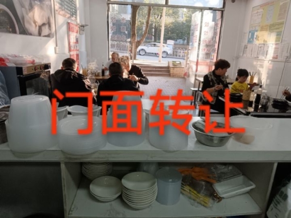 开阳县贵开路临街早餐店低价转让！