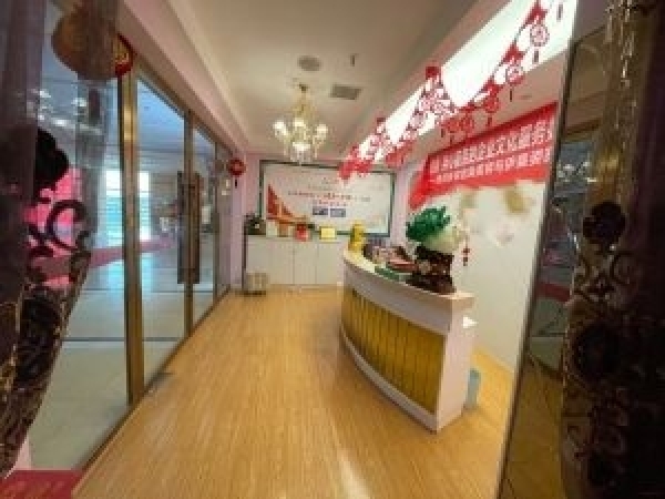 商业广场5楼280平美容院低价转让