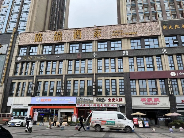 临街店铺，超大展示面 层高5.2米 独立电梯 开发商直租