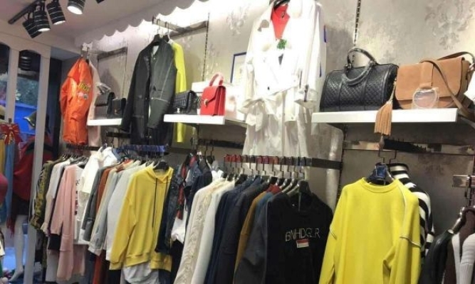 盈利服装店优价转让 人流量大