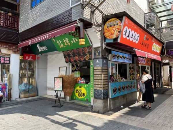 鼓楼步行街，主街入口旺铺，无转让费