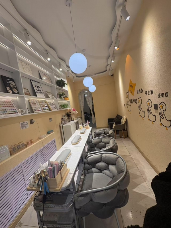 临夏市庆胜路小妖精美甲美睫店转让！