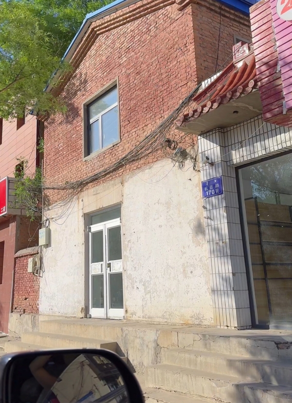 锡林浩特市博古假日酒店南临街旺铺出租！