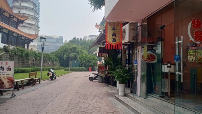 白塔广场门市空转