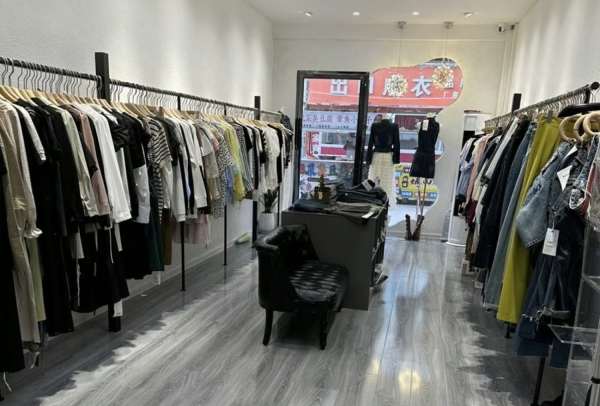 萧县商贸城营业中女装店低价转让！