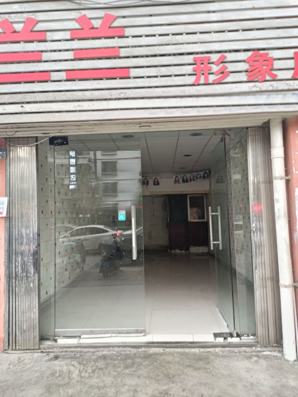 惠水县涟江中路至彩虹桥中段旺铺出租！