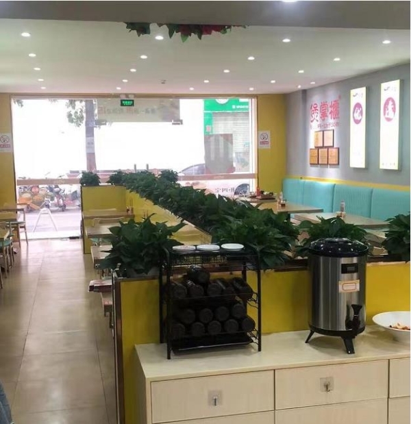 日入3千临街快餐店转让