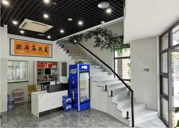 车站旁写字楼带停车位一楼精装餐厅转让