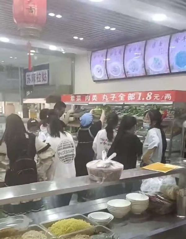 十字路口商场对面日入4千麻辣烫店转让