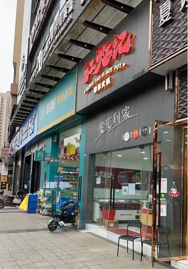 大型广场旁主路临街店铺转让（行业不限）