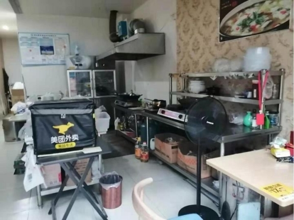 万达广场旁临街租金1千盈利快餐店见钱就转