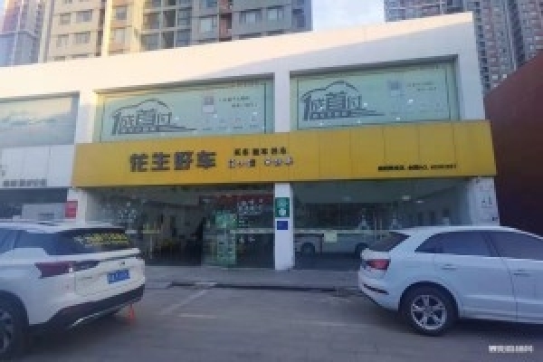 一楼400平精装修旺铺房东直租无转让费