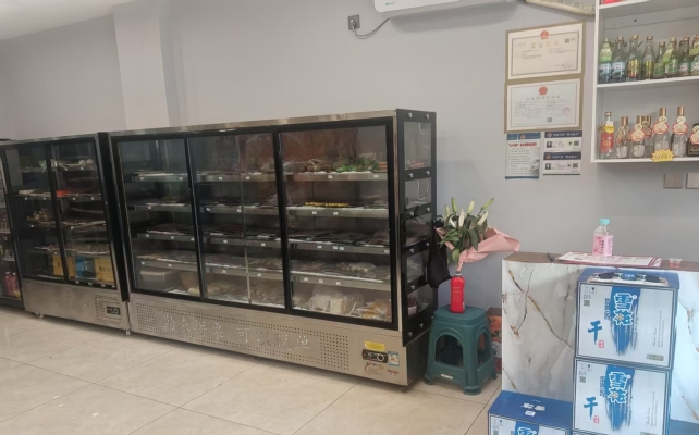 梅河口市华府尊邸西门新装修烧烤店低价转让！