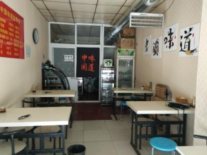 邯郸小吃店转让，大型商城对面餐饮店低价转让