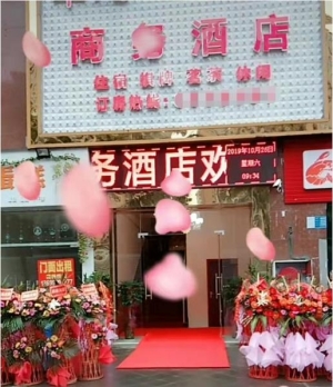 8年不涨租繁华娱乐夜市一条街全新宾馆转让或合作