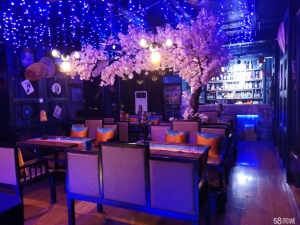 (转让)橙子酒吧，店内设施齐全，装修精美，带10个月房租