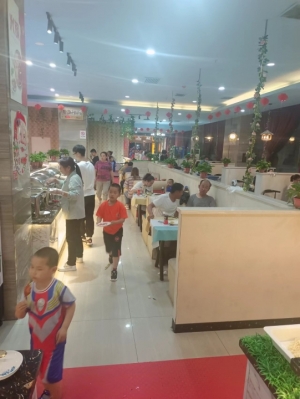 府谷自助火锅店转让，设备齐全，带房租