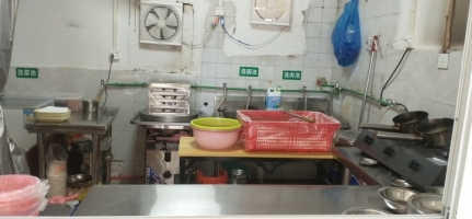 营业中的餐饮店低价转让，附近人流量密集，旁边有两个学校，有小区有工地，设备齐全，空转，接手可经营