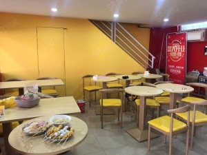 十七中旁沿街小吃店低价整转，十字路口旁人流大
