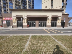 瞧学校大门口！洪都新城万人户保利和光出入口沿街三门头单层铺！              