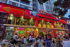开州区凤凰广场三叁街头鸡脚筋串店转让！