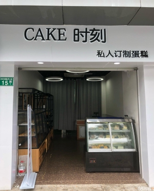 (转让)两个公交站天桥底下，人流量大，600米地铁站