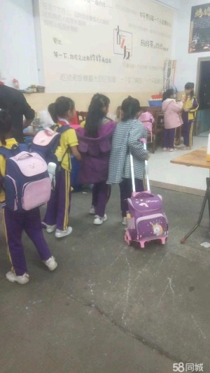 (转让)铺面在十一小学的正门口，旺佳旺超市旁边