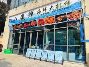 綦江区铜锣湾广场车库入口临街旺铺转让！