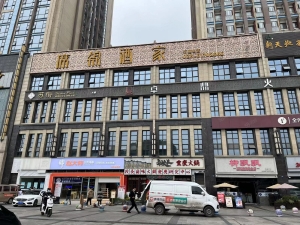临街店铺，超大展示面 层高5.2米 独立电梯 开发商直租
