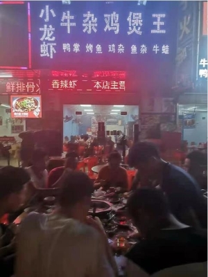 外摆区临街火爆烧烤店转让