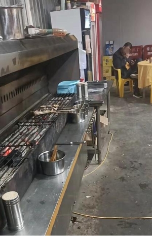 所对面主干道临街带停车位烧烤店转让