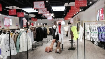十字路口阜阳蕞大夜市旁精装服装店转让