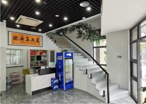 车站旁写字楼带停车位一楼精装餐厅转让