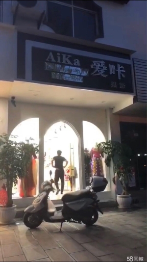 (转让)3楼有2个房间是打通的面积很宽自拍馆的摆设道具，有一个试衣间