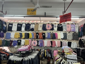 云城区菜丁中心市场3楼65卡位童装档转让