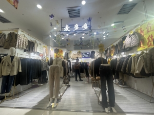 （无转让费）营业中聚联三楼女装店清货转让！